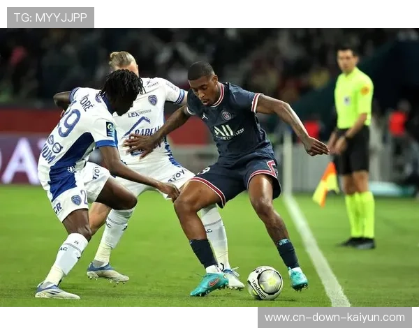 法甲球员入场通道：心态准备瞬间